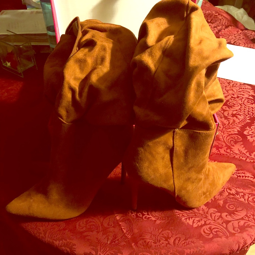 Boots with skinny heel